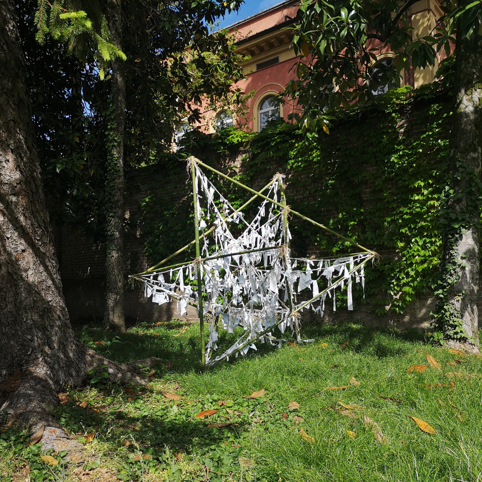 chiara lera - stella, 200x200x200cm, stracci e bamboo, 2023